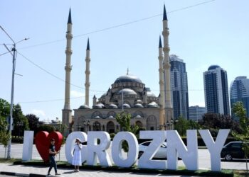 Masjid Akhmad Kadyrov yang terletak di Grozny, Chechnya boleh memuatkan sehingga 10,000 jemaah. – AFP