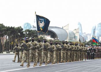 Perbarisan sempena kejayaan pasukan tentera Azerbaijan menguasai semula bandar-bandar yang diceroboh Armenia di Baku, 10 Disember lalu.