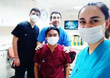 Mohamad Zikri Ahmad Tarmidi (duduk) kini menjalani latihan 
di Hospital Cerrahpasa, Istanbul, Turki.