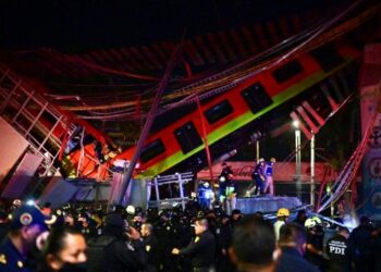 PASUKAN kecemasan melakukan operasi mencari serta menyelamat di lokasi kejadian. - AFP