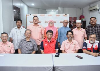 ASMUNI Awi (tengah, depan) bersama calon Amanah yang akan bertanding pada PRU15 dalam sidang akhbar di Ipoh, Perak, hari ini. - UTUSAN/MUHAMAD NAZREEN SYAH MUSTHAFA