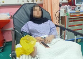 NUR Anis Nabihah Mohd. Zammil, 17, ketika dirawat di Hospital Hulu Terengganu selepas terkena renjatan kilat di kediamannya di Kampung Kuala Por di Hulu Terengganu, kelmarin.