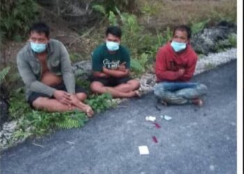 TIGA warga Indonesia yang ditahan dalam serbuan di Tali Air 8/9 Ladang Sawit, Sekinchan, Selangor semalam.