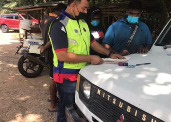 TIGA individu dikenakan kompaun Kerana gagal memastikan kapasiti jumlah penumpang kenderaan yang dibenarkan hanya seramai dua orang dalam pemeriksaan mengejut polis di Kilometer 17, Jalan Bahau Kemayan, Jempol hari ini.-FOTO/IHSAN POLIS