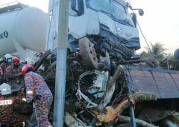 KEADAAN lori dan treler yang terlibat dalam kemalangan sehingga mengorbankan tiga lelaki dalam kejadian di Jalan Kluang-Batu Pahat, Batu Pahat, Johor.