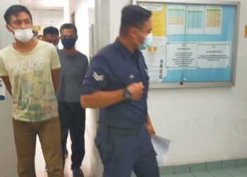 MOHAMMAD Shah Ariffin (kiri) didenda RM3,000 selepas dia mengaku bersalah memiliki empat keping tiket loteri di Mahkamah Majistret Shah Alam, Selangor hari ini.