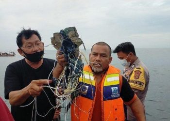 ANGGOTA keselamatan menunjukkan serpihan pesawat yang ditemukan di lokasi kejadian. - AGENSI