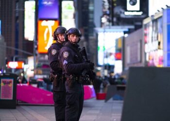 ANGGOTA polis mengawal ketat selepas insiden tembakan yang mencederakan tiga individu di Times Square, New York. -AFP