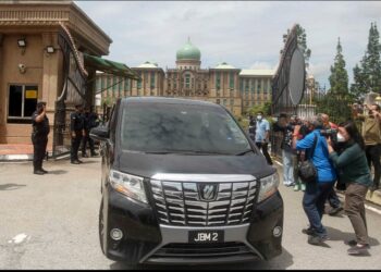 KENDERAAN membawa Muhyiddin Yassin keluar dari Bangunan Perdana Putra, Putrajaya menuju ke Istana Negara selepas mesyuarat khas Kabinet. UTUSAN/FAISOL MUSTAFA