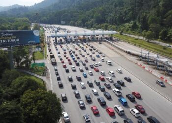 Tinjauan aliran trafik di Lebuhraya Pantai Timur yang sesak berikutan orang ramai mula pulang ke kampung sempena cuti perayaan Hari Raya Aidilfitri, di Plaza Tol Gombak, di sini hari ini. -UTUSAN/SHIDDIEQIIN ZON