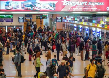 ORANG RAMAI BERPUSU PUSU MEMBELI TIKET RAYA DI TERMINAL BERSEPADU SELATAN- GAMBAR HIASAN