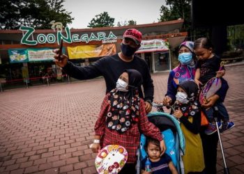 AZHAR Jais bersama keluarga berkunjung ke Zoo Negara di Kuala Lumpur baru-baru ini. - UTUSAN/SHIDDIEQIIN ZON