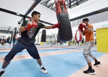 MUHAMMAD Abdul Qaiyum Ariffin, (kiri) menjalani latihan bagi persiapan ke Sukan Komanwel Birmingham 2022 di Kompleks Sukan MSN Nilai dekat Seremban semalam.-UTUSAN/MOHD SHAHJEHAN MAAMIN.