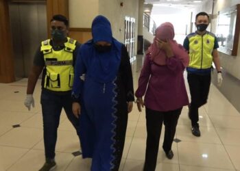 SABARIAH Hashim (depan, kiri) didakwa atas kesalahan menggunakan gelaran tidak diiktiraf di Mahkamah Majistret Kuantan di Kuantan, Pahang.