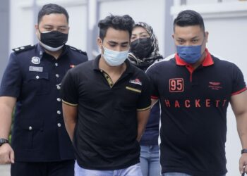 MIZAN Nur Rahman dibawa ke Mahkamah Majistret Seremban hari ini bagi didakwa atas pertuduhan menggunakan pasport milik individu lain untuk mendapatkan vaksin Covid-19. - UTUSAN/MOHD. SHAHJEHAN MAAMIN