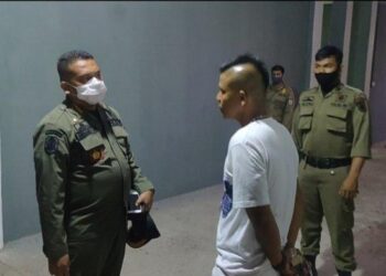 POLIS memberi peringatan kepada pemilik hotel yang menjadi tempat pasangan khalwat di Aceh, Indonesia. - AGENSI