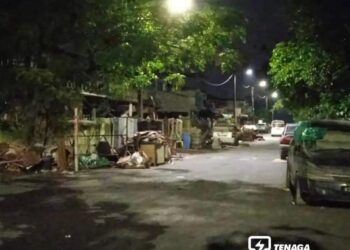 KEADAAN di kawasan perumahan di Taman Sri Muda kembali bercahaya selepas bekalan elektrik kembali pulih di kawasan itu. - IHSAN TNB