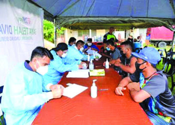 SEBAHAGIAN Orang Asli dari Pos Pulat mendapatkan vaksin mereka di bawah Program Imunisasi Vaksinasi
Orang Asli dan penduduk sekitar Gua Musang anjuran TNB Genco, KKM Gua Musang dan JAKOA.