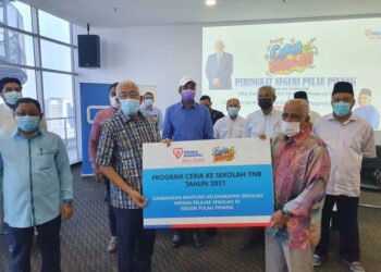 MAHDZIR Khalid menyerahkan replika cek kepada Musa Sheikh Fadzir sebagai simbolik penyerahan bantuan Program Ceria Ke Sekolah TNB di Menara JKP, Georgertown, Pulau Pinang hari ini.