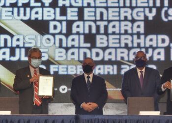 MAJLIS menandatangani memorandum persefahaman antara TNB dan MBI bagi membekalkan produk dan
perkhidmatan cekap tenaga dan tenaga boleh diperbaharui di Ipoh, baru-baru ini.