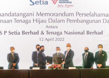 MUSTAPA Mohamed (tengah) menyaksikan Choong Kai Wai (tiga kanan) dan Megat Jalaluddin Megat Hassan bertukar dokumen perjanjian persefahaman  di Putrajaya, semalam. Turut kelihatan, Syed Anwar Jamalullail (dua kanan), Hasan Arifin (kiri) dan Ahmad Zulqarnain Onn (tiga dari kiri). – UTUSAN/FAISOL MUSTAFA