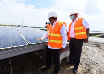 Nawawi Ahmad (kiri) dan N. Rawisandran melihat dengan lebih dekat panel solar fotovoltaik di LSS, Sepang, baru-baru ini.