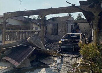 KEADAAN rumah Yusni Mohd. Sharif di Taman Seri 12, Kampung Batu 12
Kapar, Klang, Selangor, yang musnah dalam kebakaran.