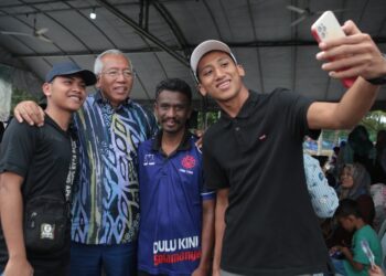 MAHDZIR Khalid (dua dari kiri) bersama-sama golongan muda yang bergambar dengannya ketika menghadiri Program Kempen Pembukaan Tanah Terbiar dan Tanam Semula Felcra Berhad di Felcra Perupok, Pendang, Kedah. - UTUSAN/SHAHIR NOORDIN