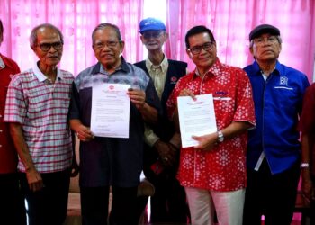 ABDUL Khalid Mohd. Nasir (dia dari kiri) dan pemimpin veteran UMNO Perak menunjukan kenyataan akhbar mendesak Ahmad Zahid Hamidi meletak jawatan Presiden UMNO dan Pengerusi BN dalam sidang akhbar di Ipoh, Perak, hari ini. - UTUSAN//ZULFACHRI ZULKIFLI