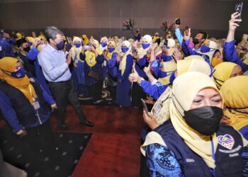 MOHAMAD Hasan beramah mesra bersama para ahli Persatuan Solidariti Nasional (Persona) selepas beliau merasmikan Persidangan Agung Kebangsaan Kali Ke-6 Sesi 2020 persatuan berkenaan di Seremban hari ini.-UTUSAN/MOHD. SHAHJEHAN MAAMIN