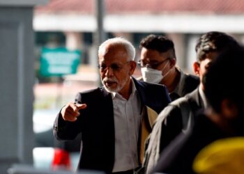 SHAHRIR Ab. Samad hadir di Mahkamah Tinggi Kuala Lumpur hari ini. - UTUSAN/MUHAMMAD SHIDIEQIIN ZON