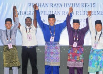 CALON-calon yang bertanding di Parlimen Rembau dari kiri, Jufitri Joha,  S. Tinagaran, Mohamad Hasan, Mohd. Nazree Mohd. Yunus dan Ramly Awalludin bergambar bersama selepas proses penamaan calon PRU15 di Pusat Penamaan Calon Dewan Sri Rembau, Rembau hari ini.-UTUSAN/MOHD. SHAHJEHAN MAAMIN.