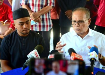 WAN ROSDY Wan Ismail (kanan) dalam sidang akhbar di Permatang Badak di Kuantan, Pahang. - FOTO/SHAIKH AHMAD RAZIF