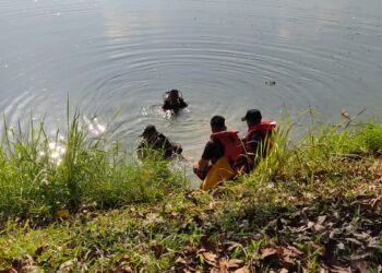 ANGGOTA PPDA dari Balai Bomba dan Penyelamat Kuala Kangsar menjalankan operasi mengesan kereta yang ditolak ke dalam lombong di Taman Lintang Makmur di Sungai Siput,Perak,  hari ini. -IHSAN JBPM