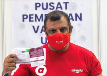 "Saya melihat masa depan yang cerah," kata Tony Fernandes, yang menerima vaksin hari ini.