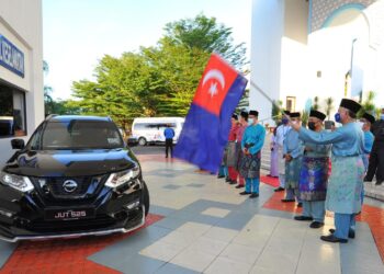 TOSRIN Jarvanthi (dua dari kanan) melepaskan konvoi Misi Bantuan Pasca Banjir MAINJ dan JAINJ ke Segamat dan Muar di Kompleks Islam Iskandar, Johor Bahru di Johor. -UTUSAN/RAJA JAAFAR ALI