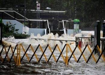 KAWASAN bandar di sana merekodkan kadar taburan hujan melebihi 300 milimiter sejak pagi Jumaat lalu. -AFP