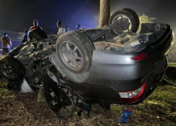 KEADAAN kereta Toyota Vios yang terbalik selepas terbabas dan melanggar pokok di Jalan Kluang, Sri Lalang, Kluang, Johor.