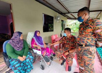 ARDUNA Taib (dua dari kiri) dikunjungi dua anggota bomba yang menyelamatkannya dalam kejadian banjir di Kampung Keru, Tampin, Negeri Sembilan. - UTUSAN/NOR AINNA HAMZAH