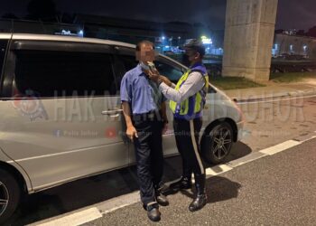 POLIS membuat pemeriksaan tahap alkohol terhadap pemandu dalam Op Ambang Tahun Baharu 2022 di Johor Bahru, Johor.