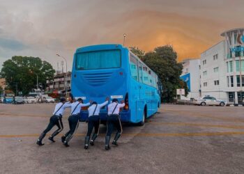 GAMBAR empat anggota polis trafik di Butterwoth membantu menolak bas kilang yang terhenti di lampu isyarat menjadi viral. - Gambar Medis Sosial.