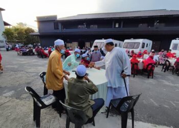 AB. RAUF Yusoh bersalaman dengan ahli parti yang hadir ke majlis berbuka puasa di Villa D'Acqua, Masjid Tanah, Melaka. - UTUSAN/DIYANATUL ATIQAH ZAKARYA