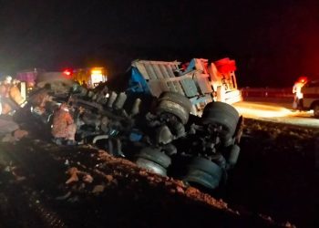 SEBUAH treler terbalik dalam kemalangan dengan Perodua Myvi di Kilometer 85 Lebuhraya PLUS, Kluang, Johor malam tadi.