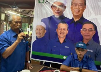 MUHYIDDIN Yassin menyampaikan ucapan pada majlis Minum Petang Bersama Jentera PN di Kuala Berang, Hulu Terengganu, petang tadi. - FOTO/NOOR HAYATI MAMAT