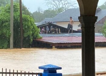 PENDUDUK terpaksa berlindung di bumbung rumah berikutan air yang naik mendadak di Kampung Lubuk Pait di Hulu Terengganu semalam.