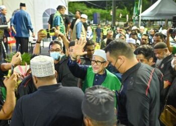 ABDUL Hadi Awang melambai tangan kepada penyokong PN yang menyambut ketibaannya pada Jelajah PN BEST Grand Finale PRU15 di Padang Astaka Cukai, Kemaman, malam tadi. - FOTO/PUQTRA HAIRRY ROSLI