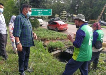 HANAFIAH Mat melawat kerja-kerja pembersihan saliran di Geliga, Kemaman, Terengganu, hari ini.