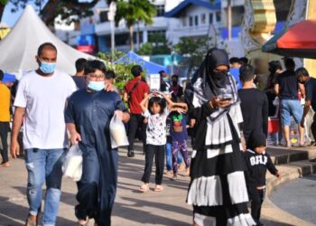 ANTARA kanak-kanak yang dibawa ke bazar Ramadan Dataran Shahbandar tanpa memakai pelitup muka dalam tinjauan di Kuala Terengganu, semalam. - FOTO/PUQTRA HAIRRY ROSLI