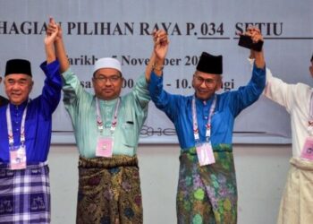 DARI kiri: Khairuddin Abu Hassan, Johari Abdul Ghani, Khalid Abdul Samad dan Dr. Rosni Adam pada Hari Penamaan Calon Parlimen Titiwangsa di Sekolah Menengah Kebangsaan Aminuddin Baki, Kuala Lumpur, hari ini. - FOTO/MOHD. FARIZWAN HASBULLAH