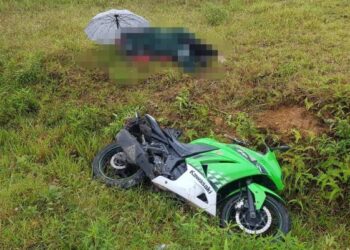 KEADAAN motosikal mangsa selepas terbabas di Kilometer 411.2, Lebuhraya Pantai Timur 2 (LPT2) berdekatan Kawasan Rehat dan Rawat (R&R) Ajil di Hulu Terengganu hari ini.